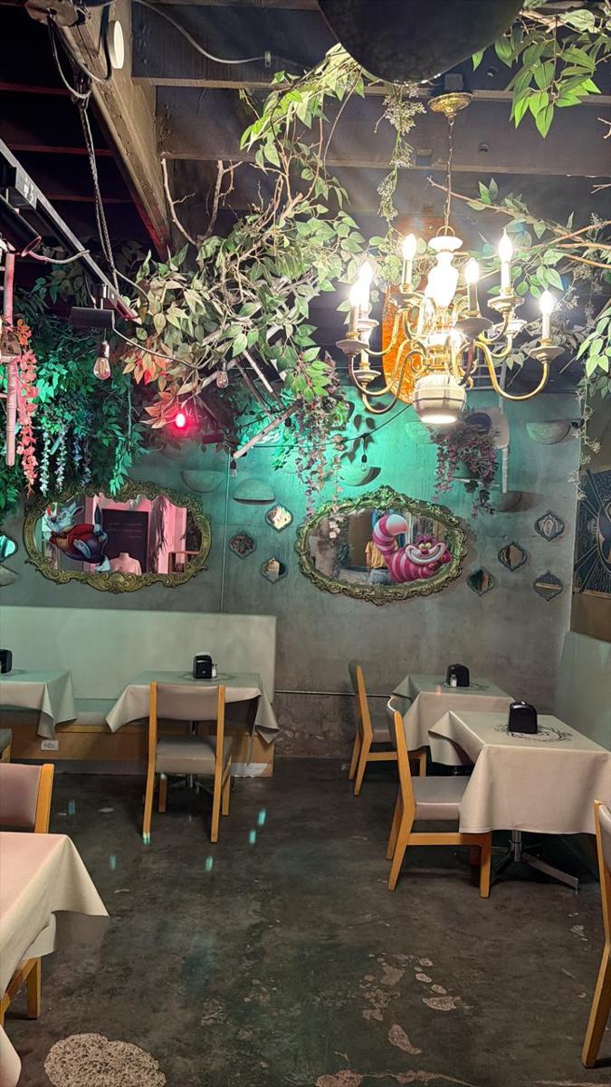 Comedor con espejos del Gato de Cheshire y el Conejo Blanco entre enredaderas