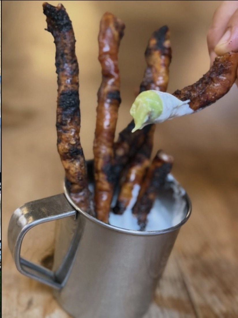 Brochetas glaseadas servidas en un tarro de peltre
