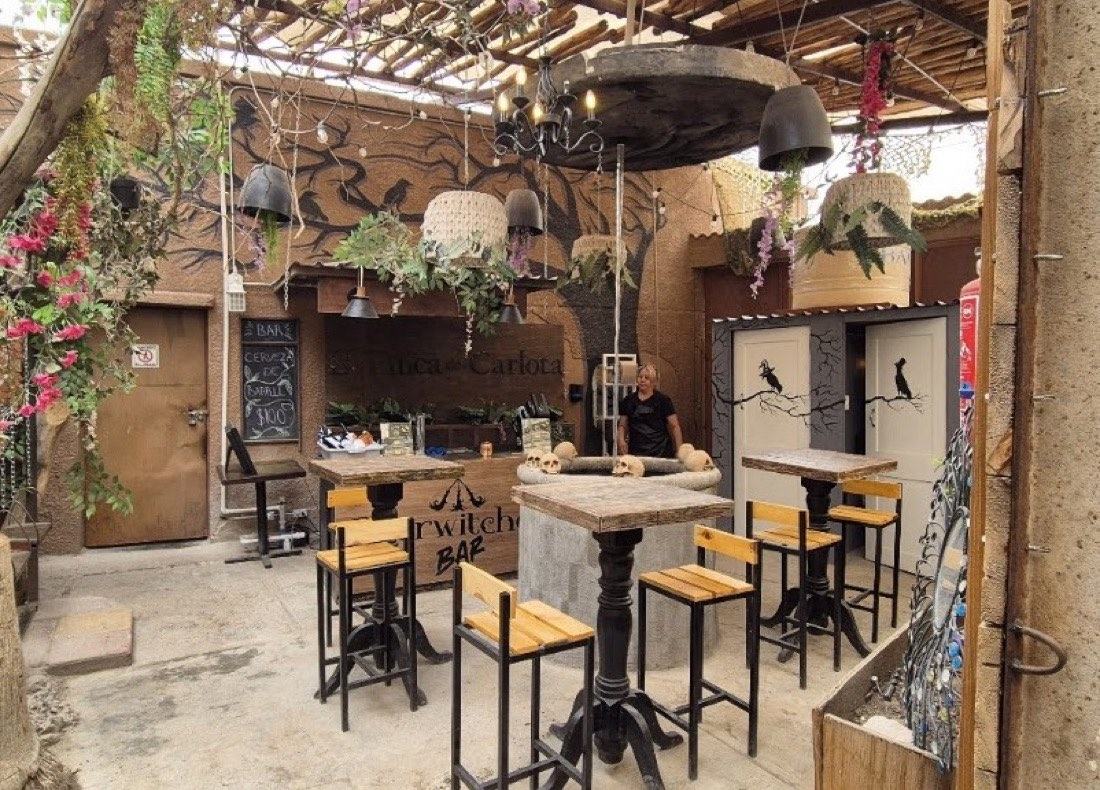 Barra del Rincón de las Brujas con mural de cuervos
