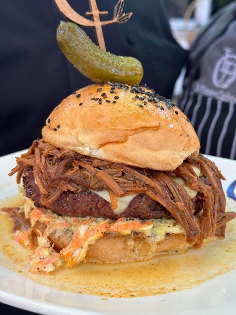 Hamburguesa de carne deshebrada con ensalada de col