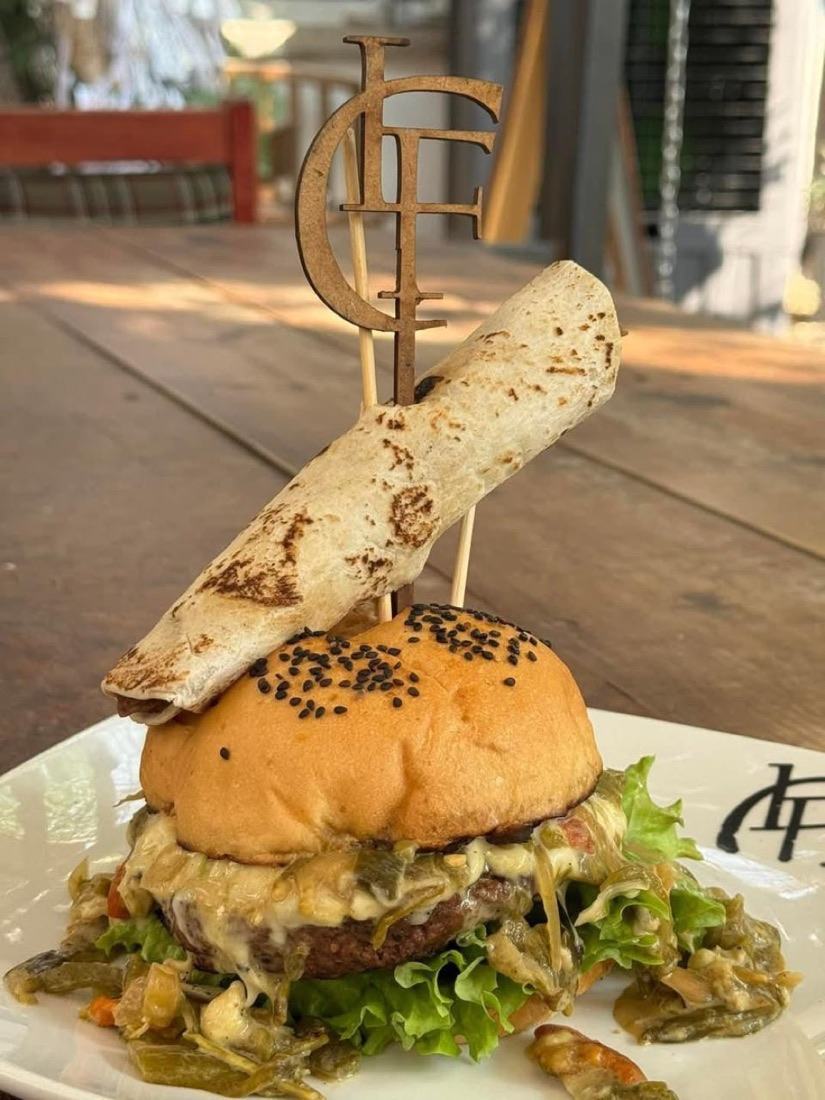 Hamburguesa de autor con topper de madera grabado La Finca de Carlota