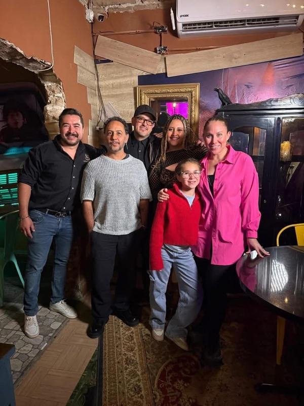 Humberto Busto visitando La Finca de Carlota
