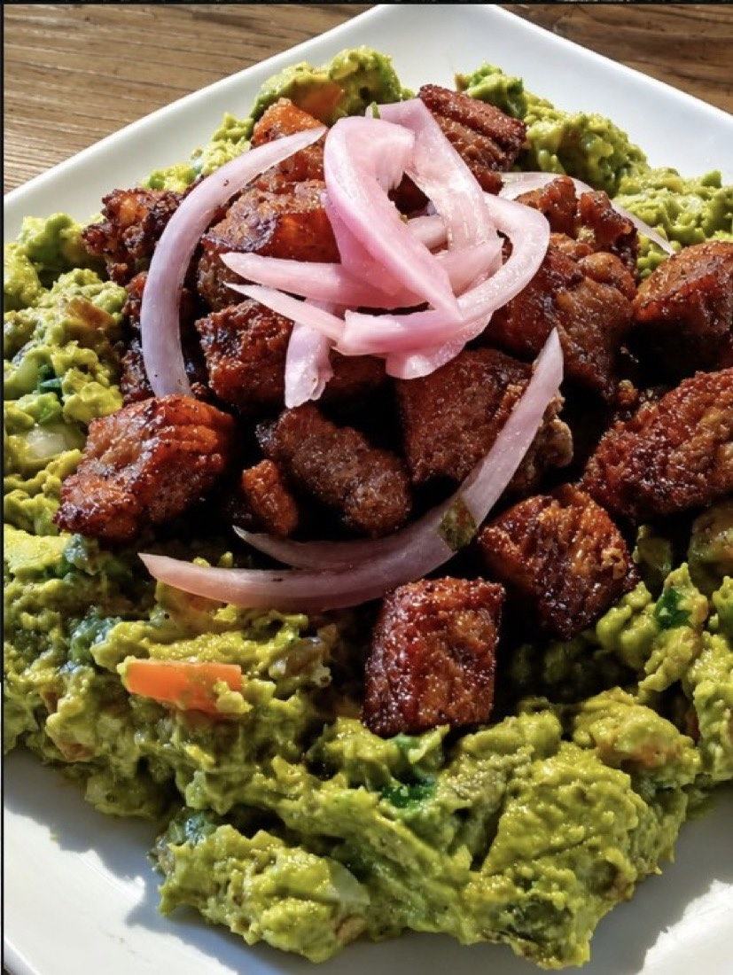 Guacamole de la casa con carnitas doradas