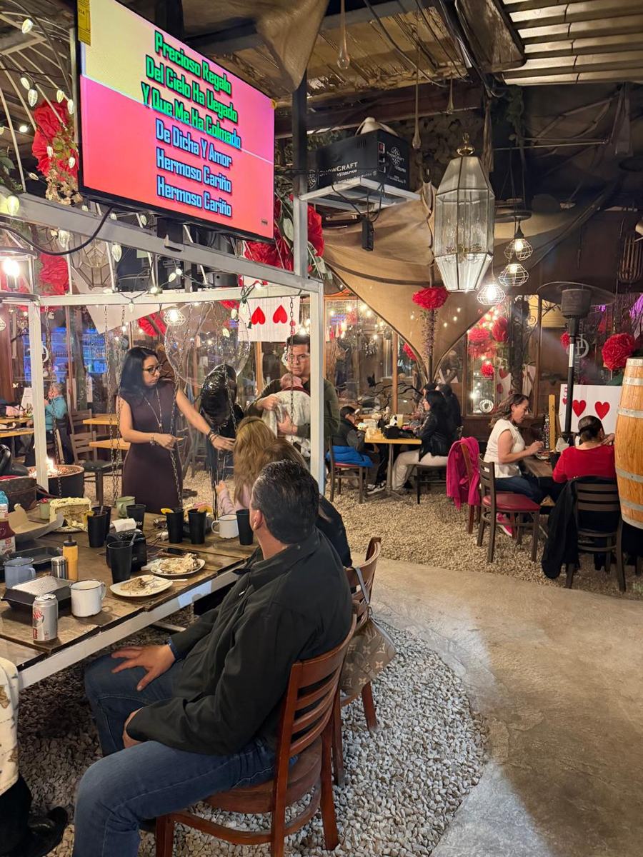 Noche de karaoke en Jardín Madame con pantallas y luces cálidas