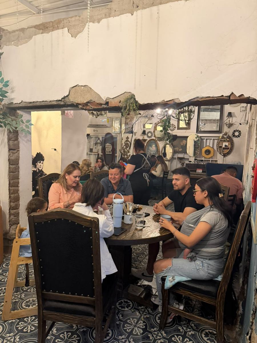 Mesas bajo el letrero La Finca de Carlota rodeadas de piezas antiguas
