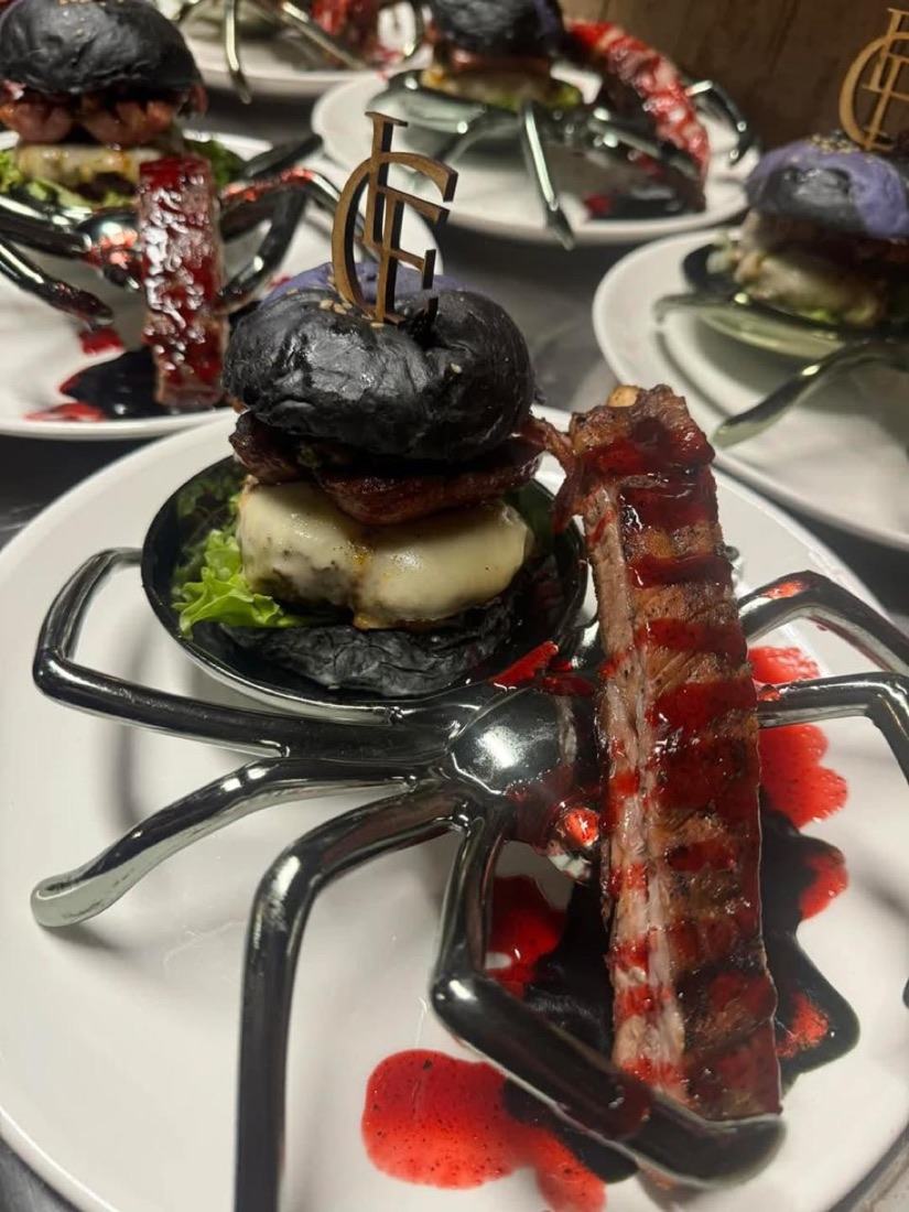Hamburguesa temática del Rincón de las Brujas servida sobre una araña de metal